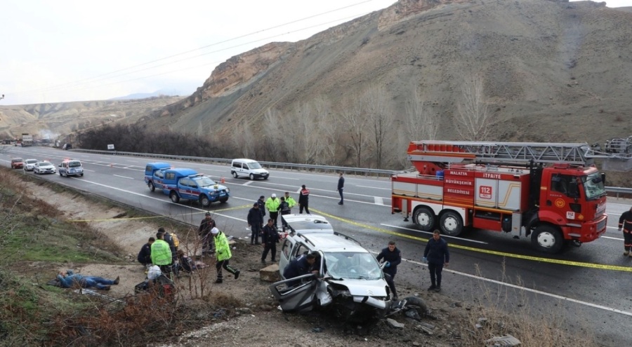 Malatya'da kamyonetin beton menfeze çarpması sonucu: 2 ölü, 3 yaralı