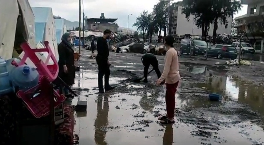 Hatay'da çadır kenti su bastı