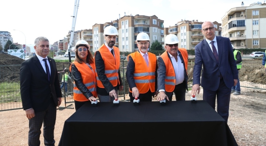 Bursa'da sağlık çalışanlarının adını yaşatmak üzere yapılan Dr. Refik Saydam Sağlıkçılar Parkı'nın temeli atıldı