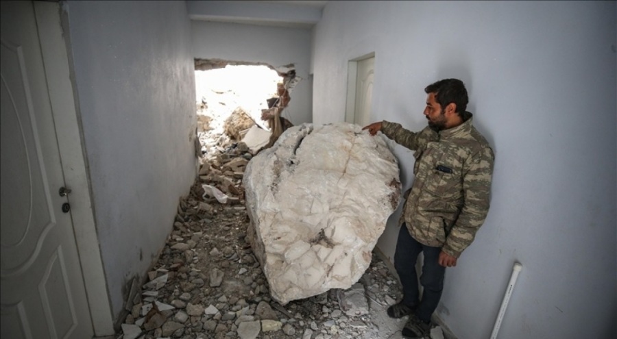 Hatay'da depremde yıkılmayan evlere dağdan kopan kayalar hasar verdi