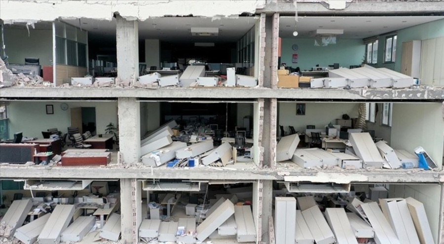 Kahramanmaraş'ta yıkılmayı bekleyen binalar görüntülendi