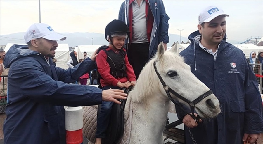 Türkiye Jokey Kulübü'nden çadır kentteki çocuklara  "atlı terapi"