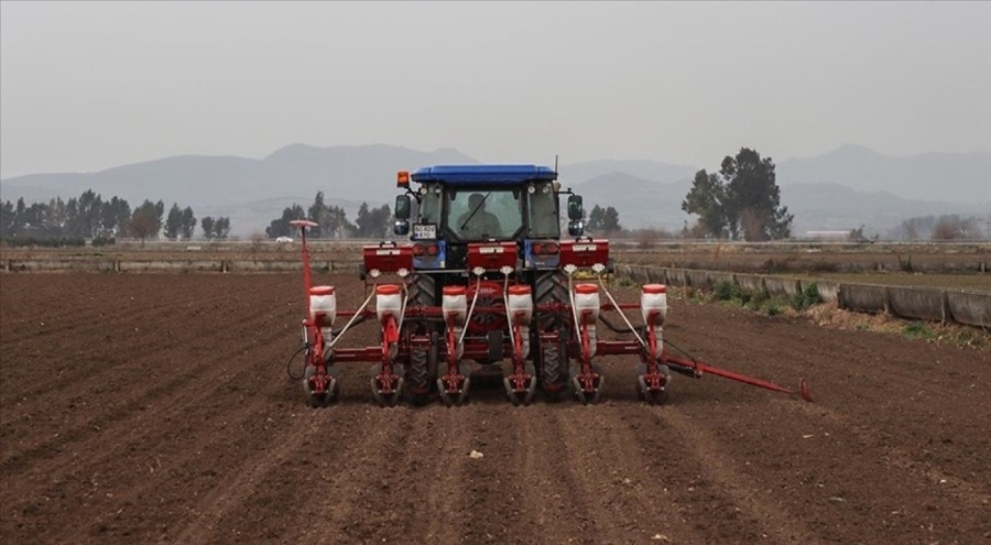 Afetzede üreticiler mısır ekimi yaptı