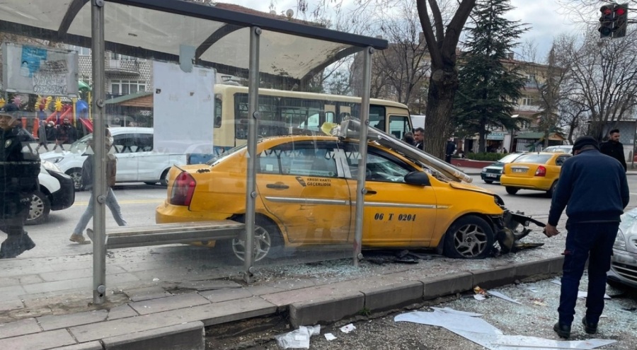 Taksi otobüs durağına girdi: 1'i ağır 6 yaralı