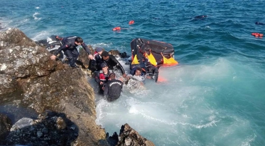 Düzensiz göçmenlerin bulunduğu lastik bot battı: 4 ölü