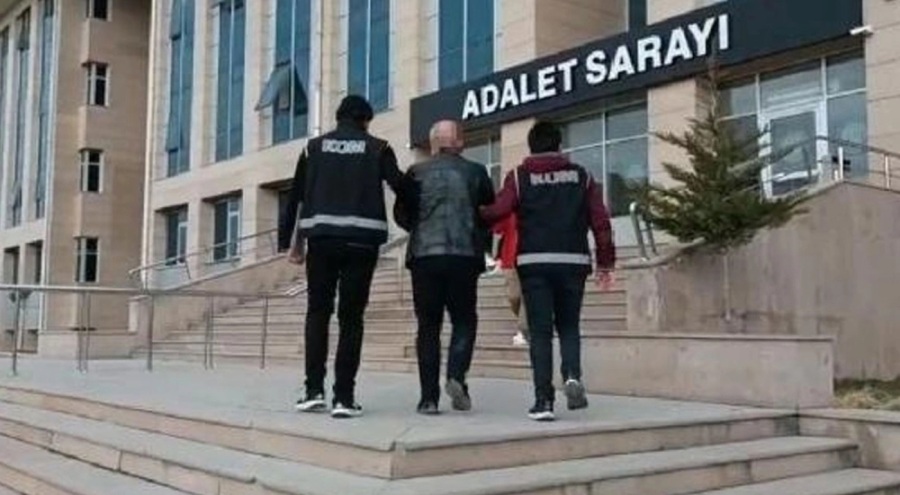 Yıkılan sitenin müteahhidi yurtdışına kaçarken yakalandı