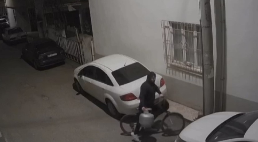 Bursa'da pişkin hırsız güvenlik kamerasıyla saniye saniye kaydedildi