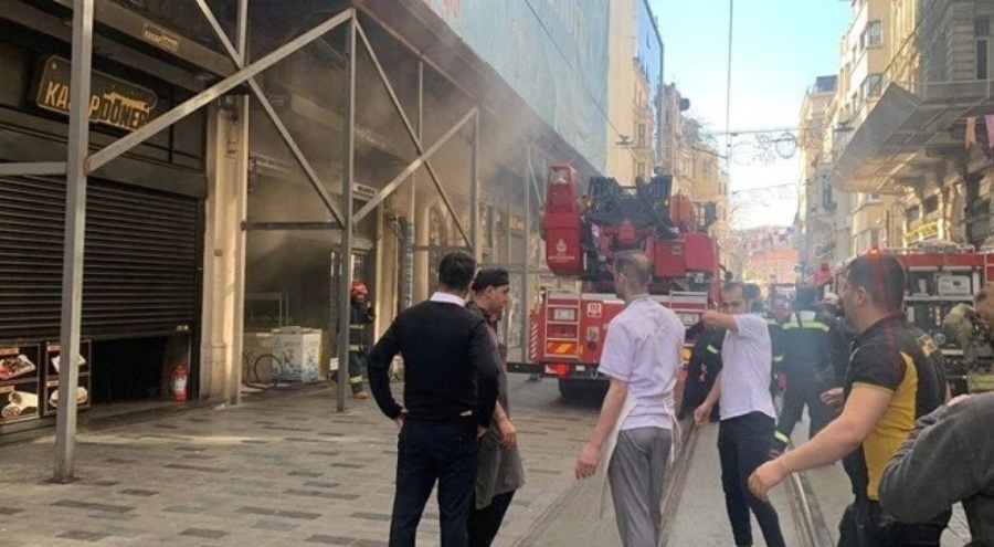 Beyoğlu'nda restoranda çıkan yangın kiliseye sıçradı