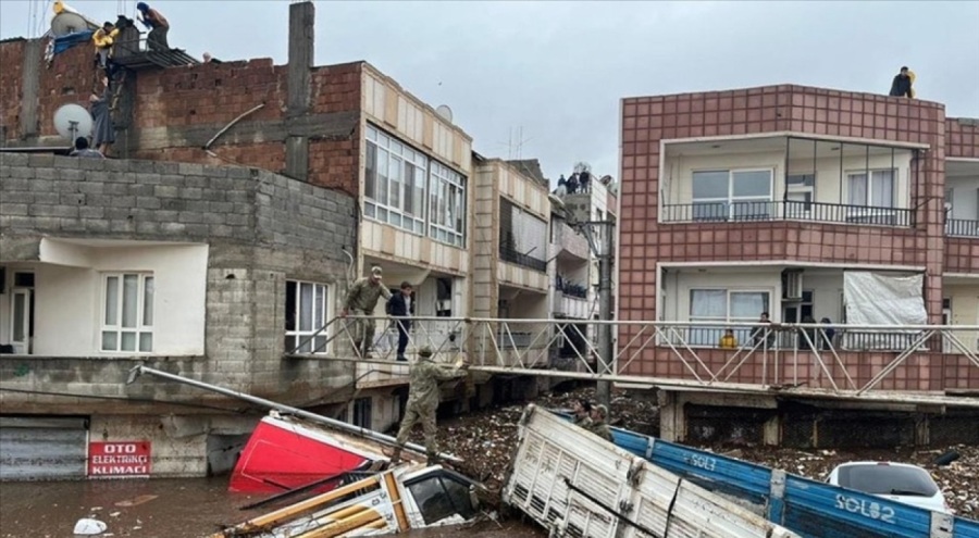 Mehmetçik, mahsur kalanların tahliyesi için köprü kurdu