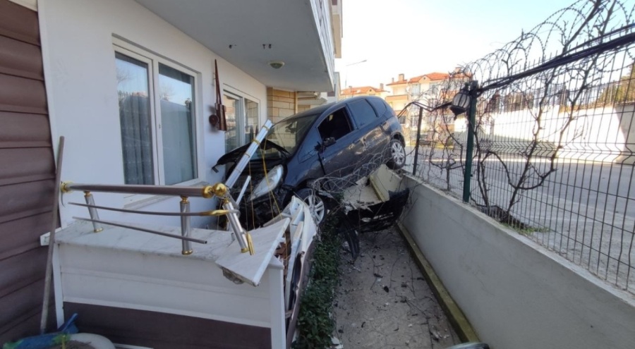 Hastane yolunda kaza: Evin balkonuna ok gibi saplandı