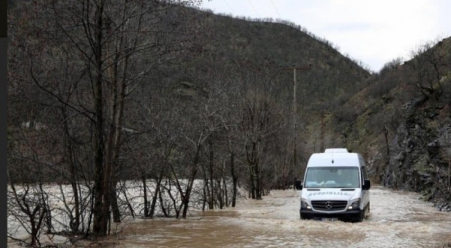 Munzur Çayı  2 ayrı yerden taştı
