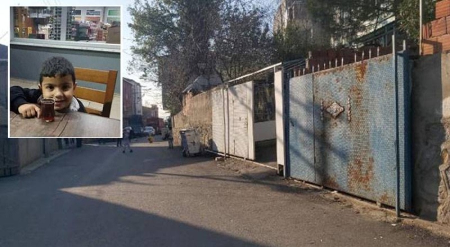 3 yaşındaki çocuk demir kapının altında kaldı