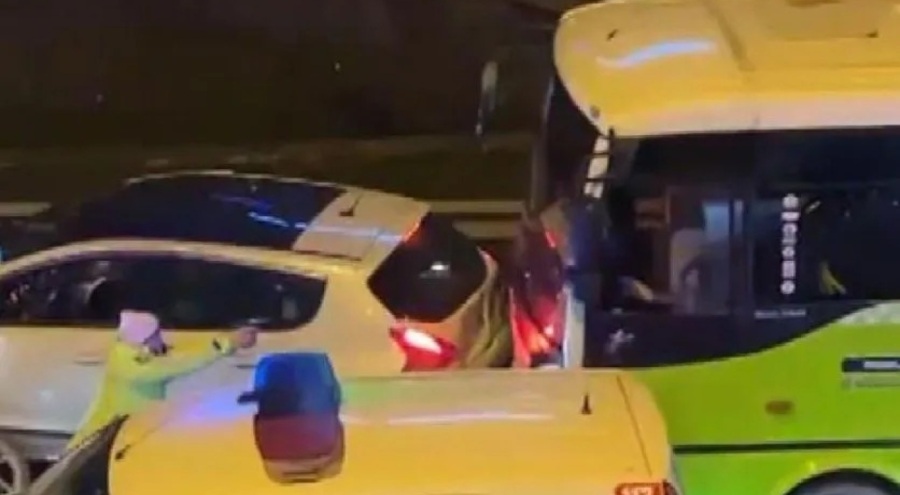 İstanbul'da midibüs Pendik'ten Bahçelievler'e kadar önüne çıkan araçlara çarparak kaçtı
