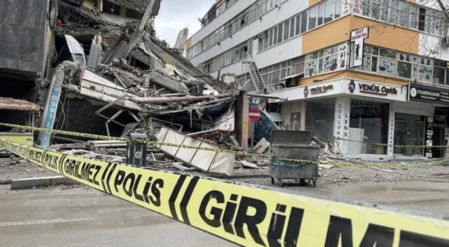 Malatya'da ağır hasarlı bina yıkıldı