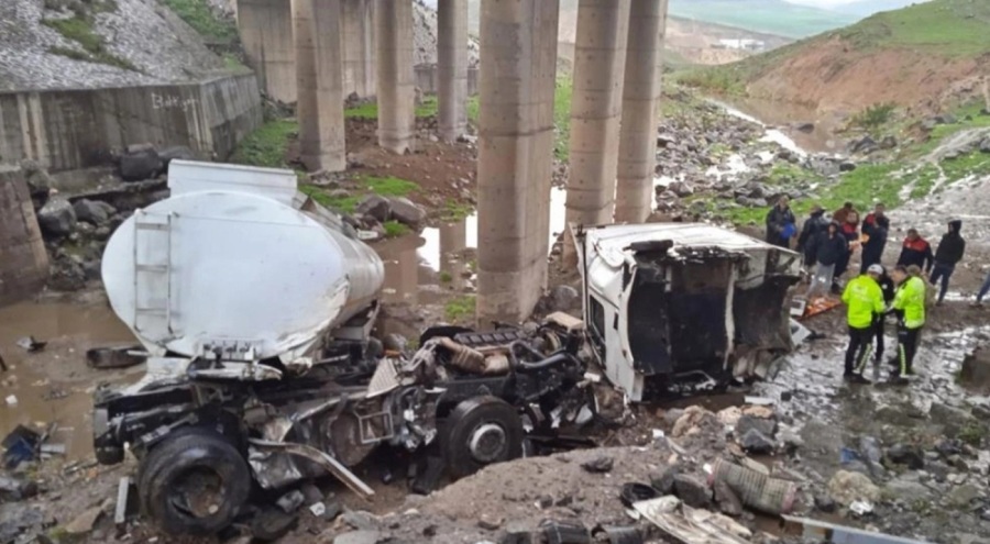 Kontrolden çıkan tanker köprüden düştü: 1 kişi öldü,1 kişi yaralandı