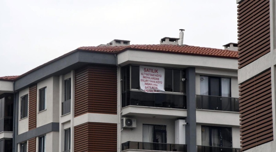 Gürültü yapan komşularına kızdı, 'Daha kötü insanlara satılıktır' yazdı