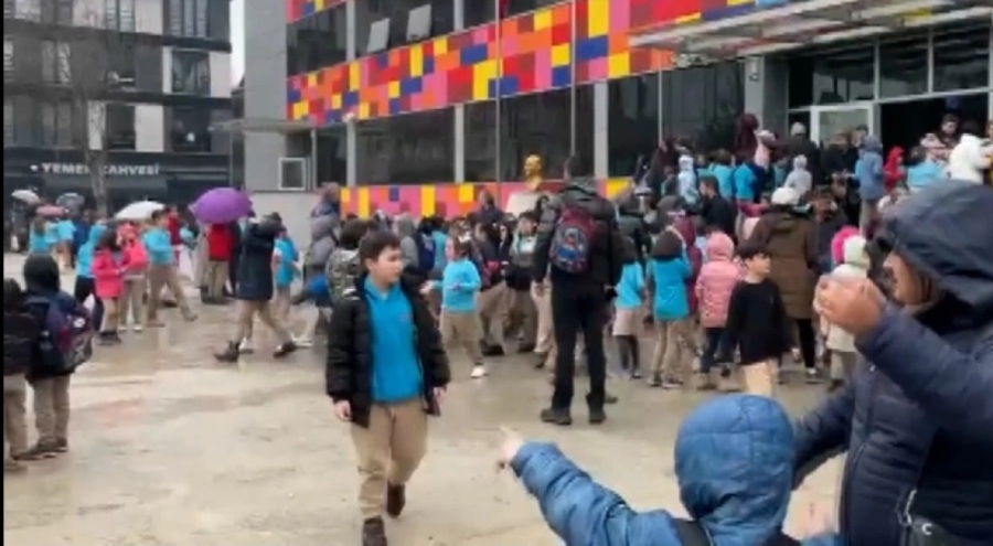 Bolu'daki 4.8'lik deprem Düzce'de vatandaşları sokağa döktü