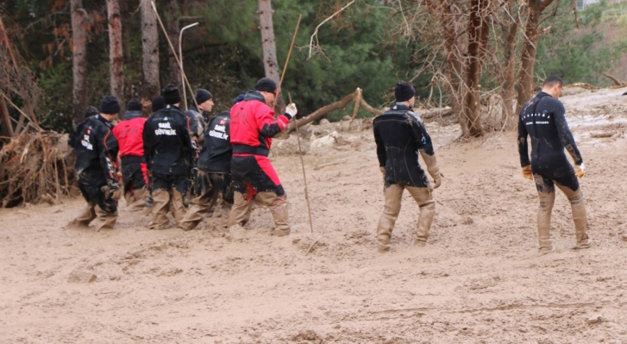 Adıyaman'da, sel sularına kapılan anne ve kızını arama çalışmaları sürüyor