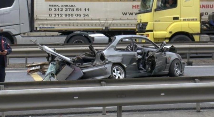 İstanbul'da feci kaza! Otomobil tırın altına girdi: 3 kişi öldü