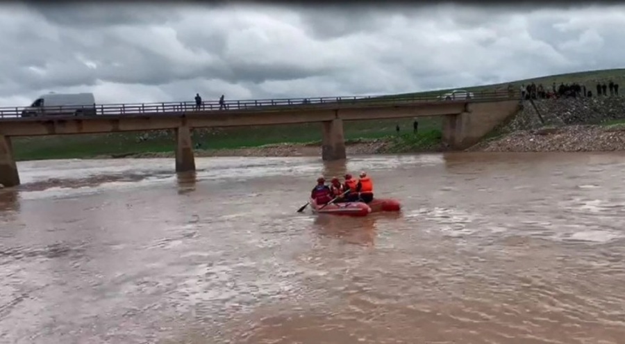 Sağanak yağış Mardin'i etkiledi: 11 yaşındaki çocuk kayboldu