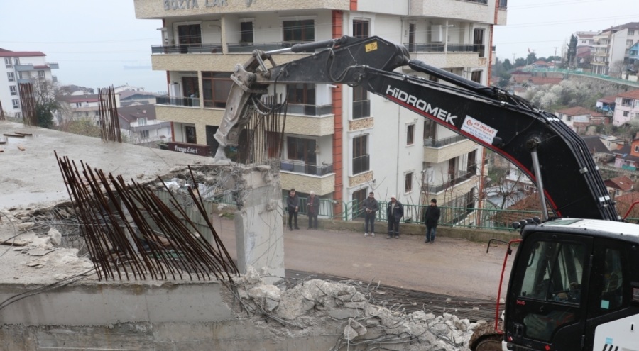 Yapının temelindeki kirişler toprakla doldurulmuş