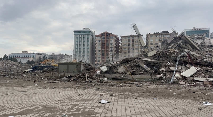 Diyar Galeria İş Merkezi bir tamamen yıkıldı