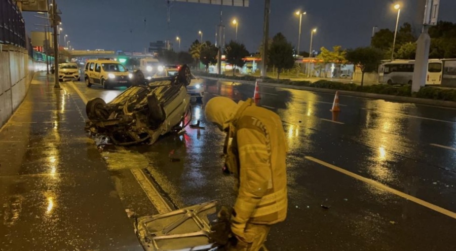 Kontrolü kaybeden araç karşı şeritteki araca çarpıp takla attı: 3 yaralı