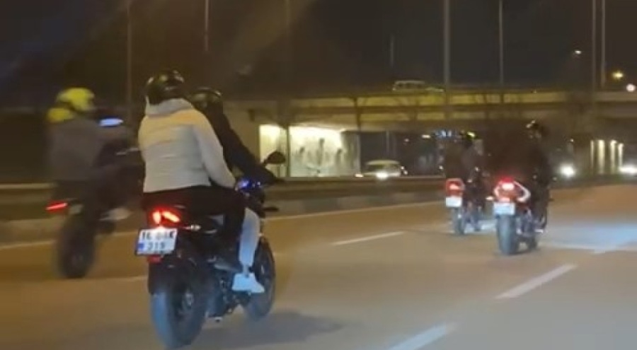 Bursa'da motosikletli gençlerden trafikte tehlikeli hareket
