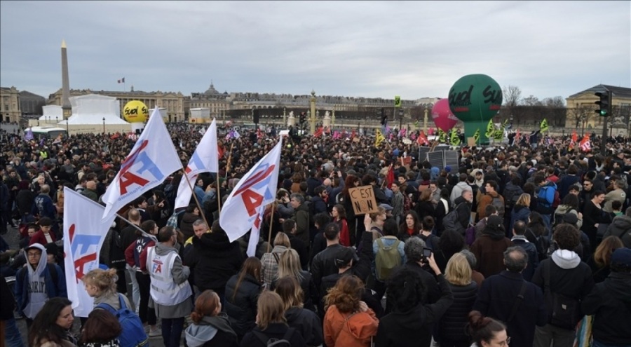Fransızların yüzde 71'i hükümetin istifasını istiyor