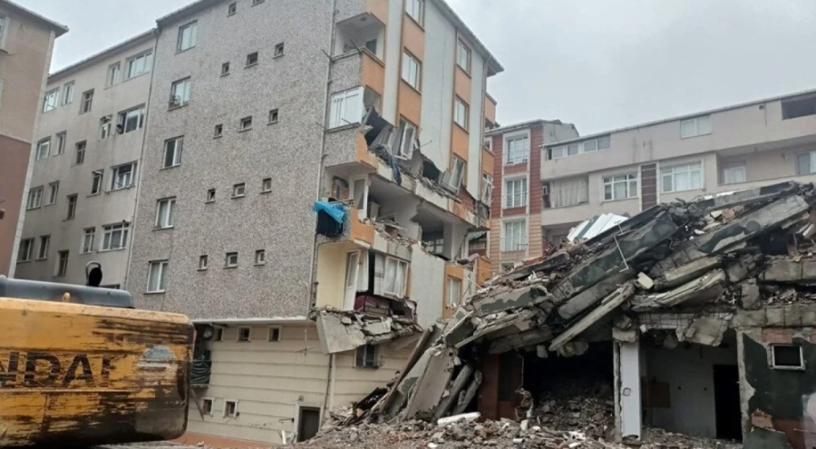 İstanbul'da yıkımı yapılan bina yan binanın üzerine çöktü