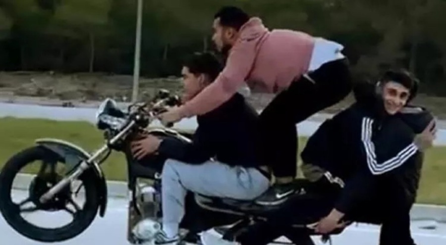 Motosiklete 4 kişi bindiler!
