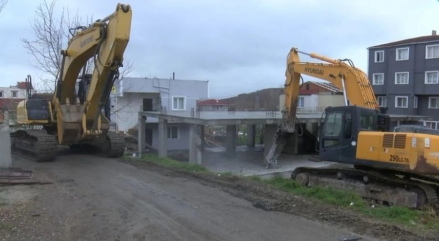 İstanbul'da 24 kaçak yapı yıkıldı