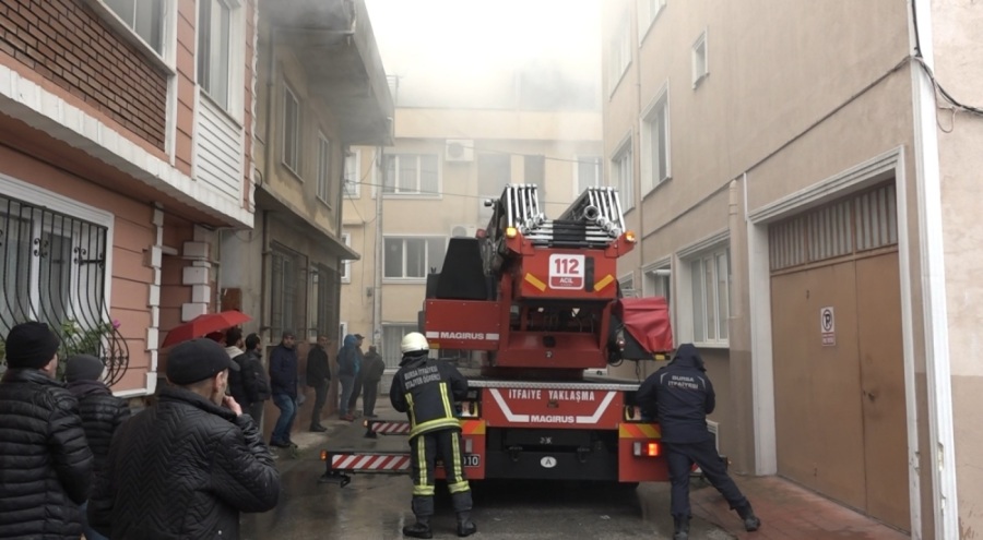 Bursa'da binanın çatısında çıkan yangın korkuttu