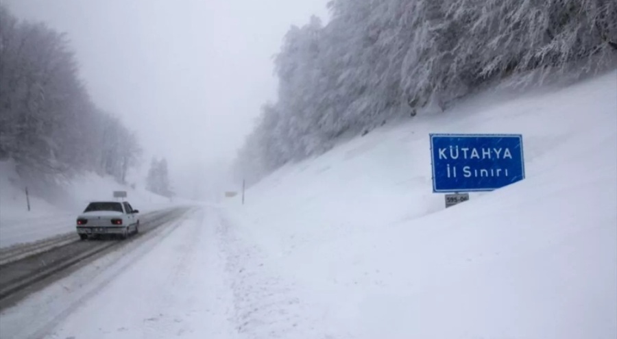 Kütahya-Bursa kara yolunun Domaniç Dağı geçişinde kar yağışı