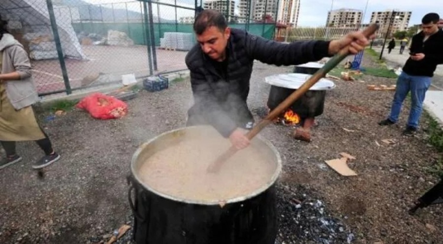 Hatay'da depremin 40. gününde 'hırisi' pişirildi