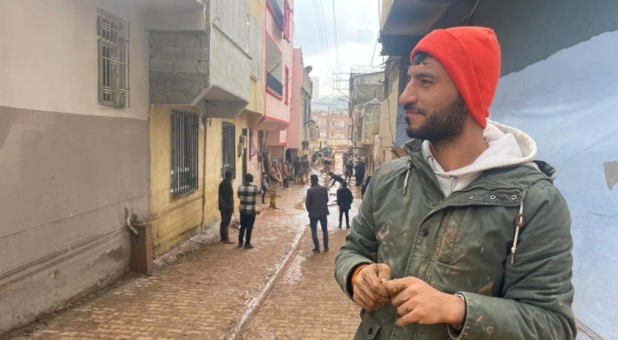 Şanlıurfa'daki selde yüzme antrenörü mahsur kalan 5 çocuğu kurtardı