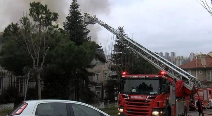 İstanbul'da 3 katlı villanın çatısında yangın!