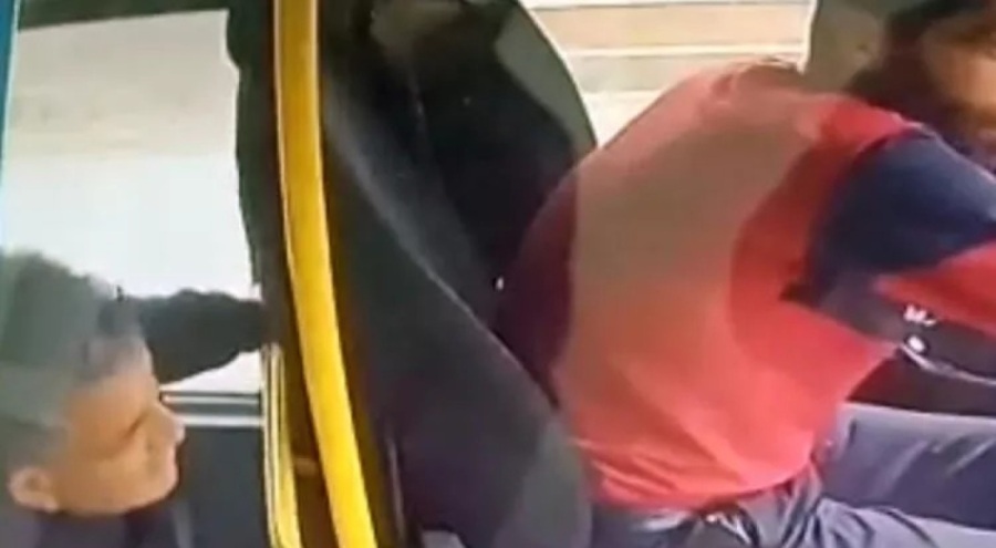 Yolcu minibüs sürücüsünün 10 bin lirasını çaldı