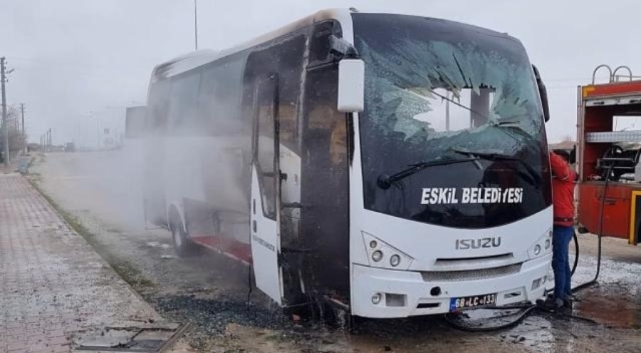 25 öğrenciyi geziye götüren midibüs alev aldı