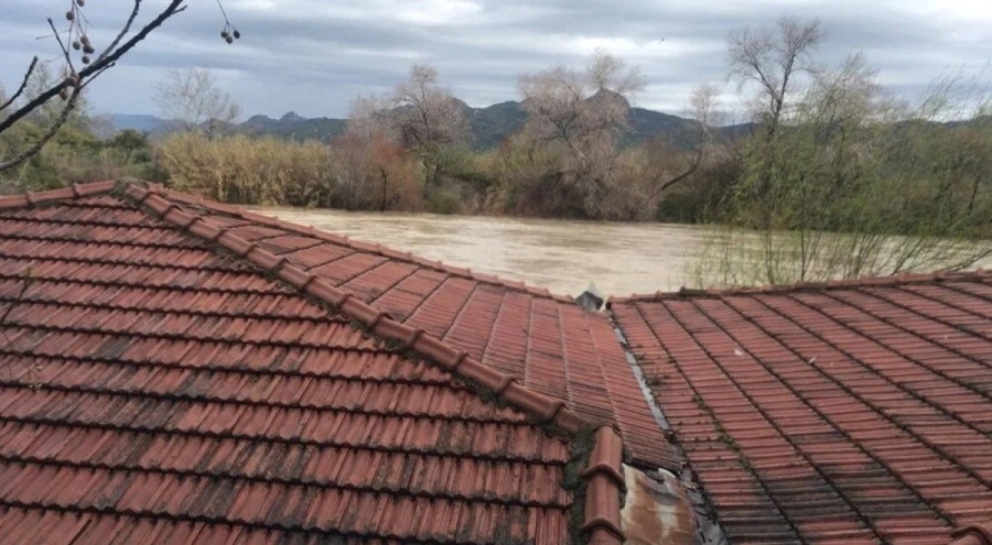 Antalya'da tarlalar ve yollar sular altında kaldı
