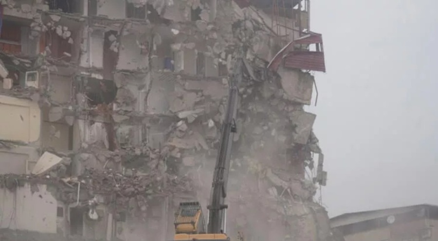 Diyarbakır'da acil yıkım kararı alınan 14 binanın yıkımı gerçekleştiriliyor