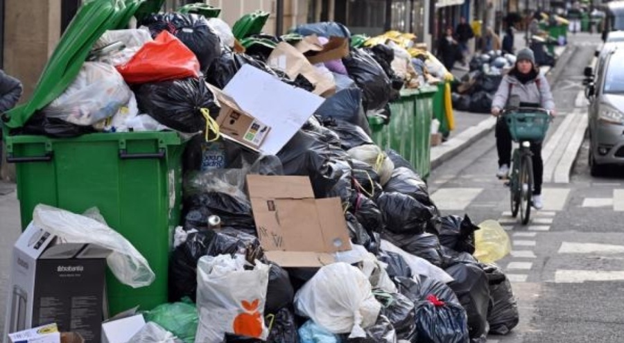 Paris sokaklarına 10 bin ton çöp yığıldı