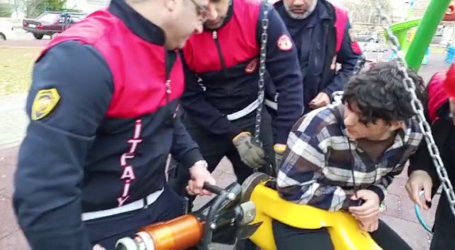Sivas'ta eğlenmek için bindiği salıncakta sıkıştı