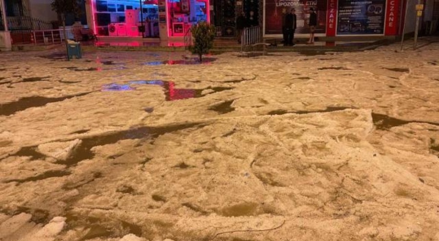 Kilis'i dolu beyaza bürüdü