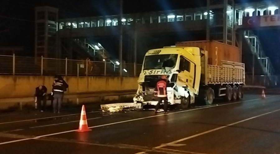 Bilecik'ten Sakarya'ya gidiyordu, kırmızı ışıkta duran TIR'a çarptı