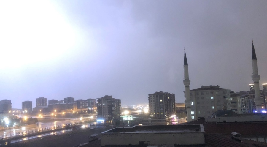 Gaziantep'te şimşekler geceyi aydınlattı