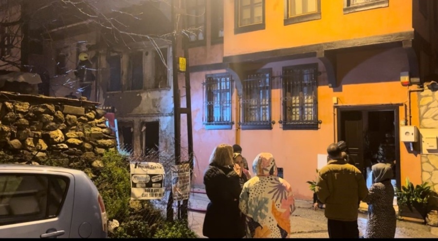 Bursa'da 2 katlı tarihi binada yangın