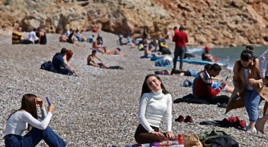Antalya'da vatandaşlar denize girdi