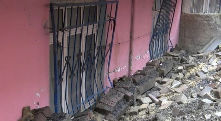 İstanbul'da istinat duvarı çöktü