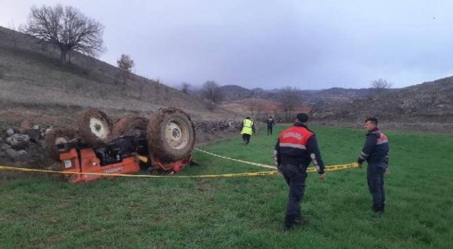 Şarampole devrilen traktörün altında kalan çiftçi hayatını kaybetti